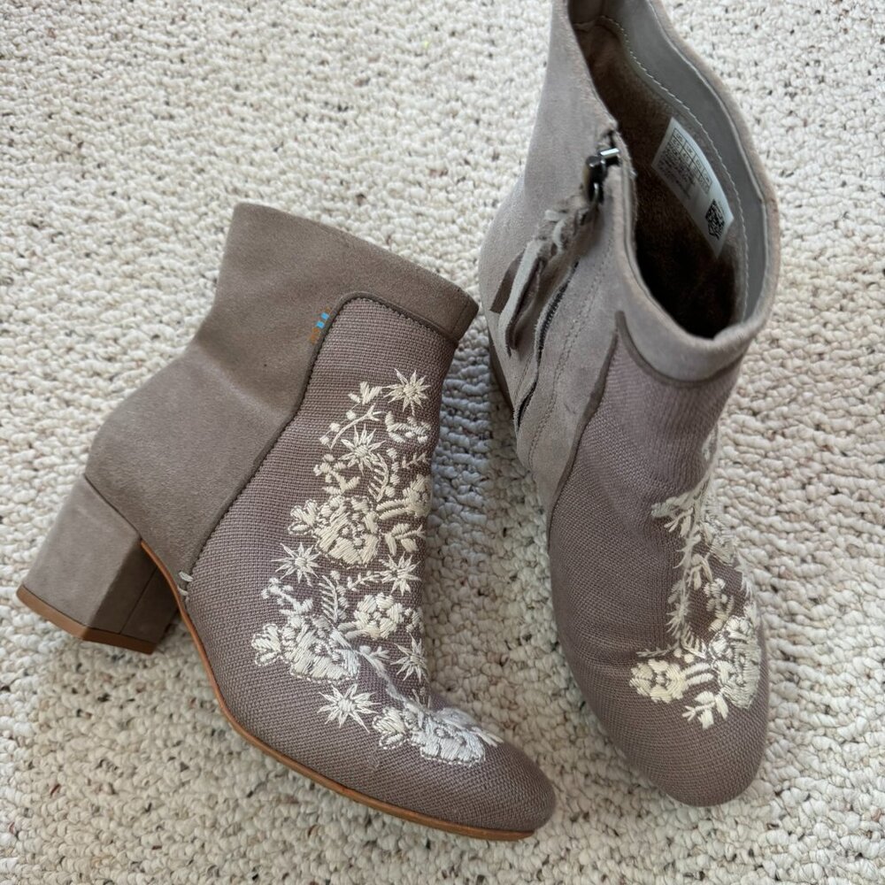 TOMS beige heeled ankle booties w/ cream floral embroidery, women's size 6.5